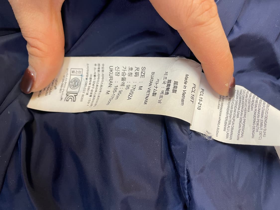 리바이스 네이비 패딩 M사이즈입니다. 충전재는 오리털 70%, 깃털 30 상품이미지6