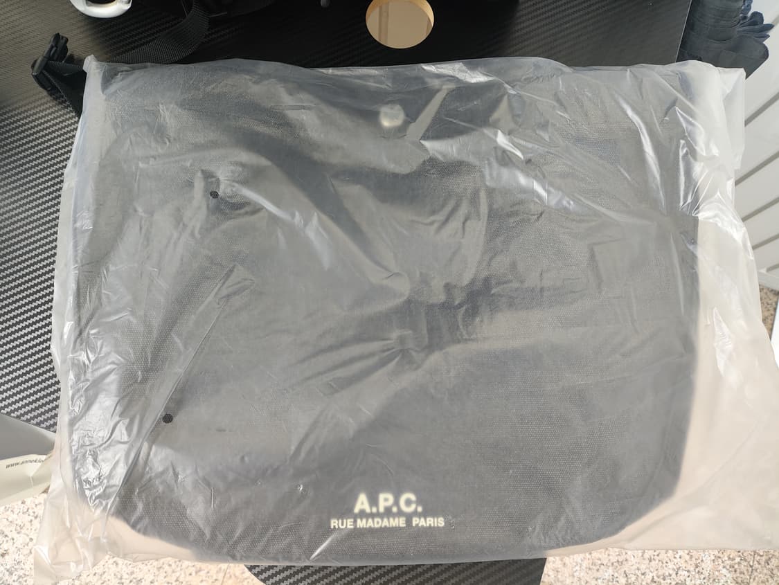 (새상품50%할인)APC 아페쎄 정품 남녀공용 저널 숄더백 블랙 상품이미지9