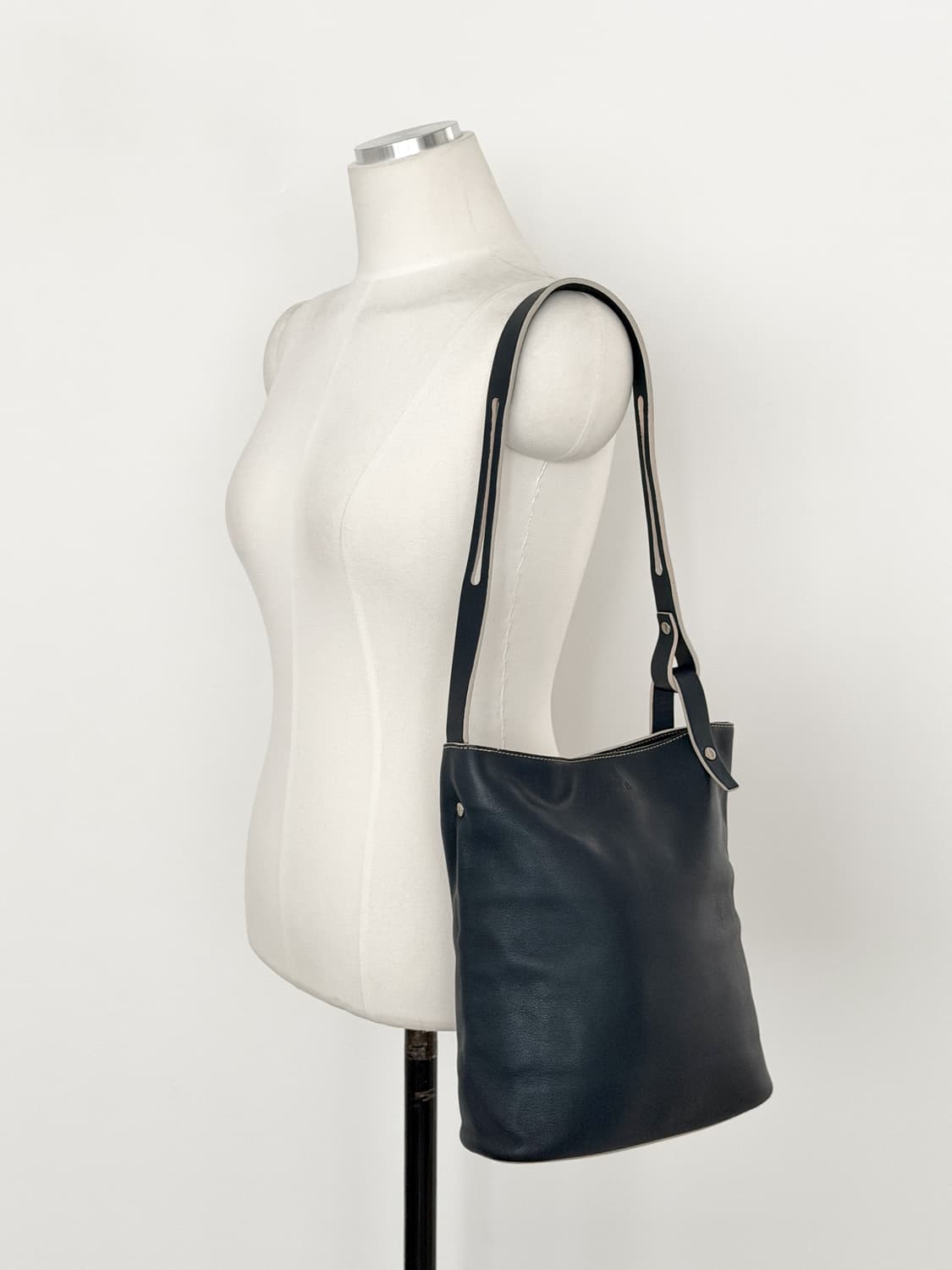 로에베 레더 버킷 숄더백 상품이미지3