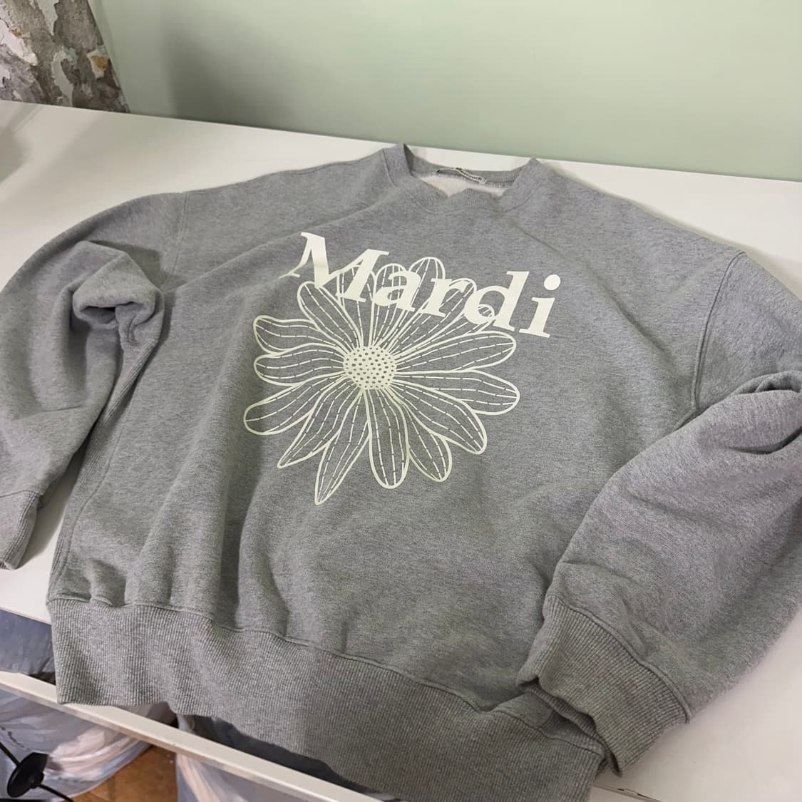 우먼OS 메르디마크르디 그레이 플라워로고 오버핏 스웻셔츠 맨투맨  상품이미지2