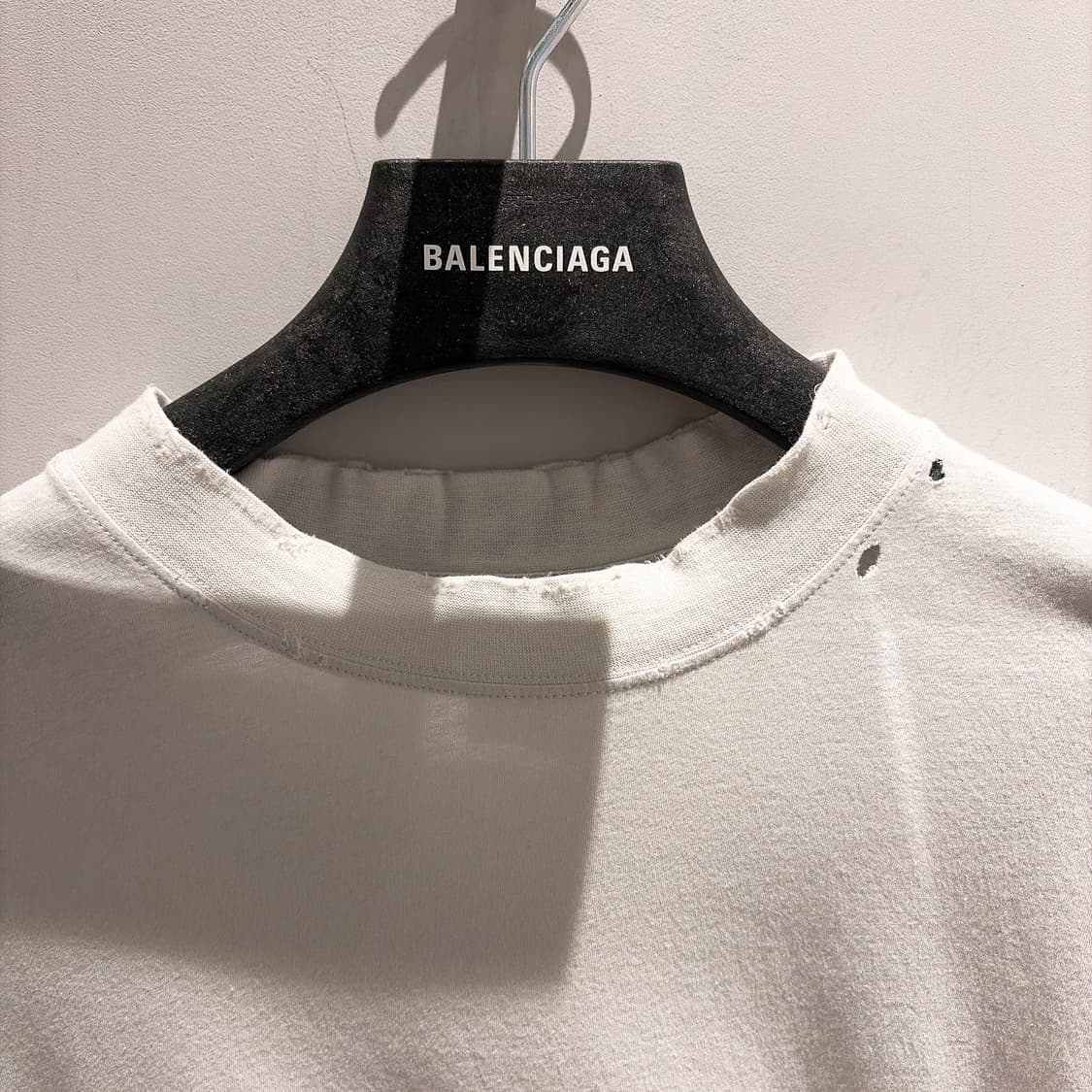 (정품/새상품) 발렌시아가 공용 화이트 디스트레스드 미디움 핏 티셔츠 상품이미지2