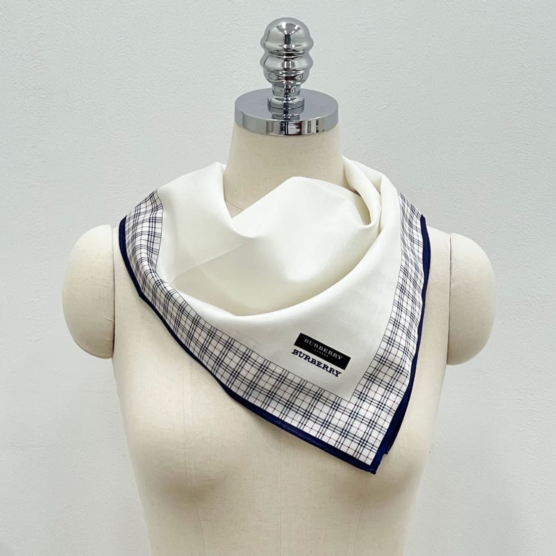 (새상품) burberry /버버리 쁘띠스카프 손수건 상품이미지7