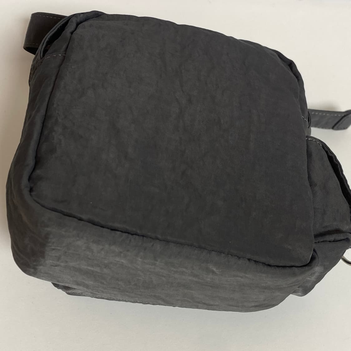 마뗑킴 카고 크로스 미니백 차콜 상품이미지4