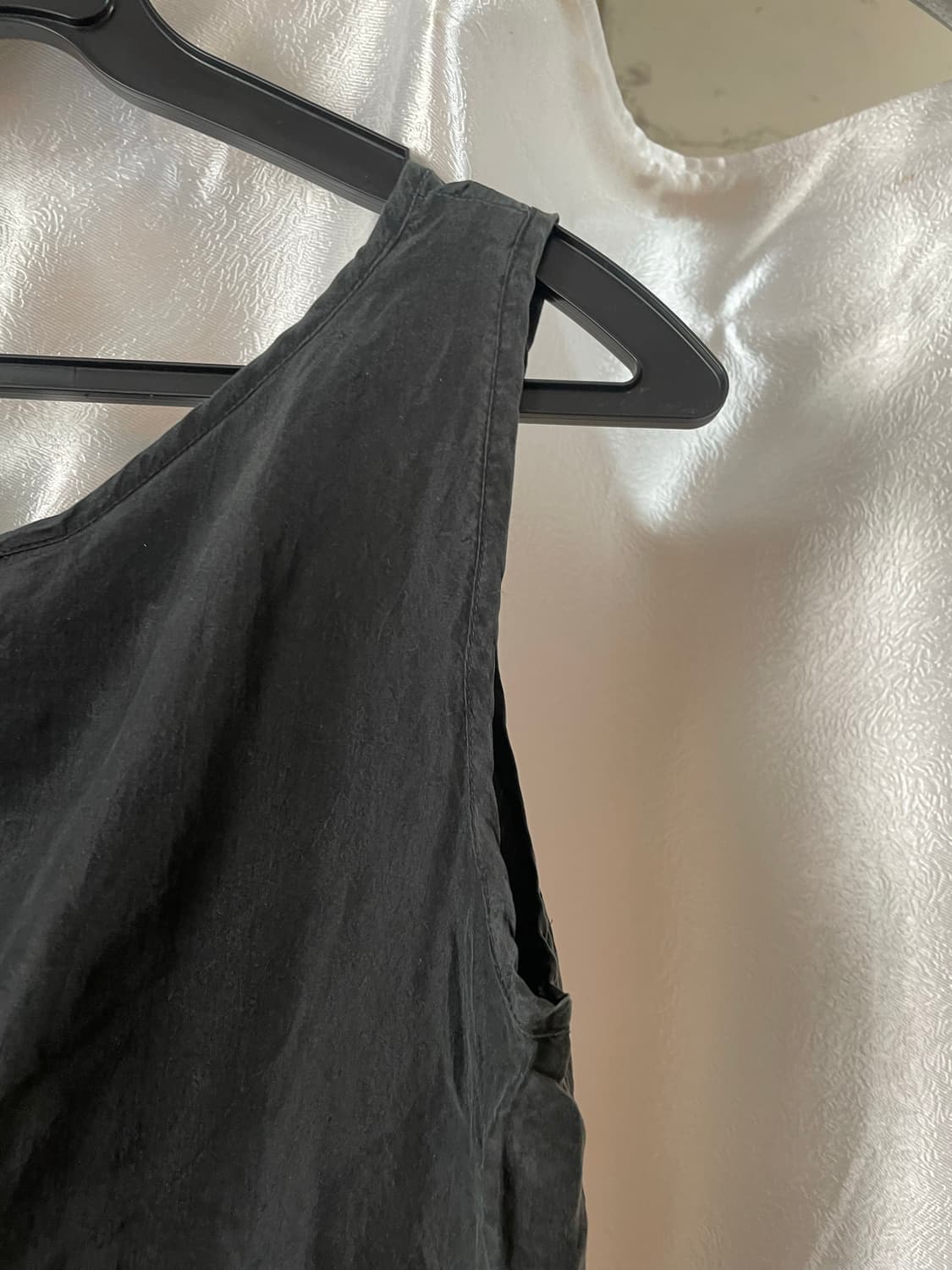 블랙 쉬폰 루즈핏 슬리브리스 탑 상품이미지3