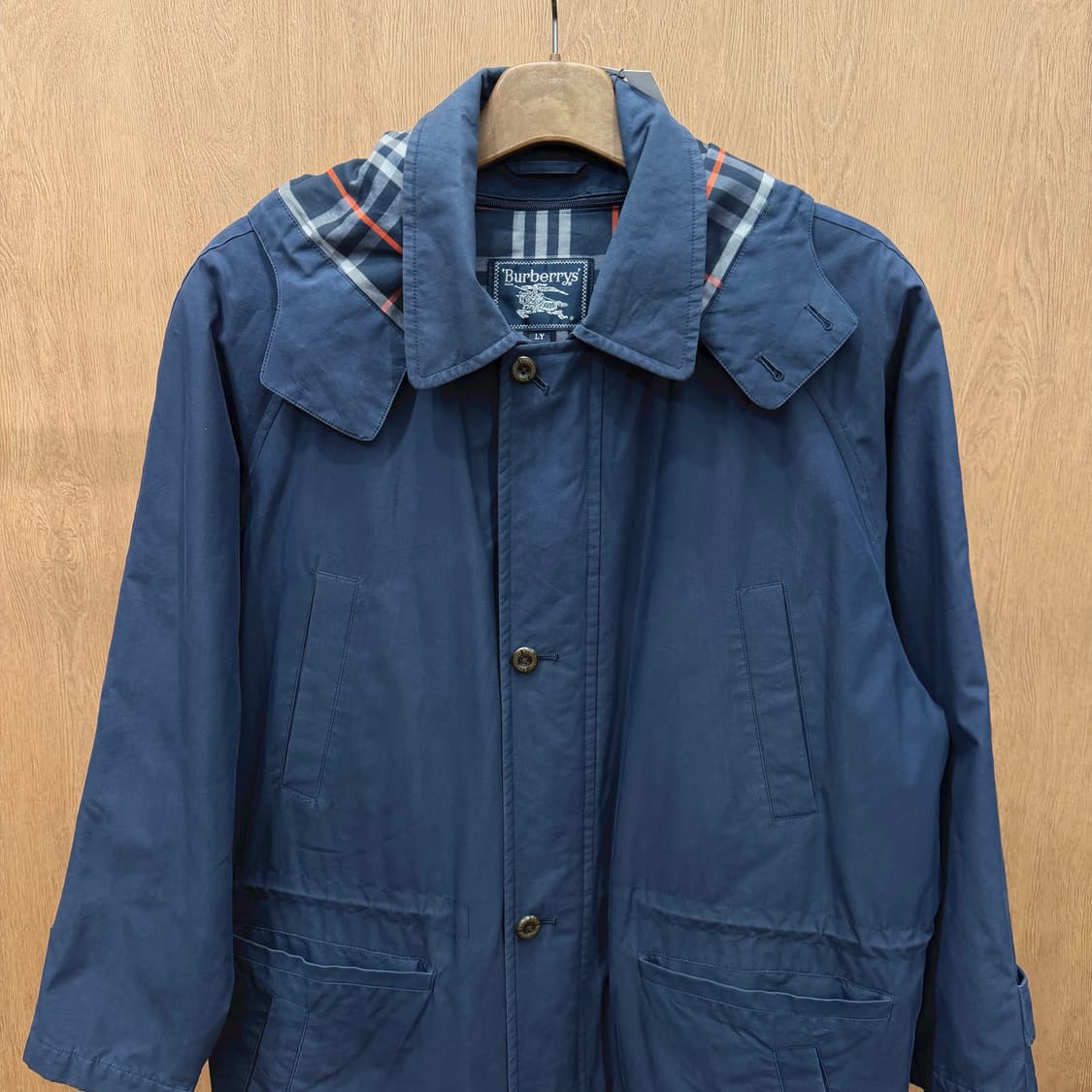 버버리 후드 코트 체크 안감 배색 드로우 스트링 디테일 레귤러핏 네이비 상품이미지4