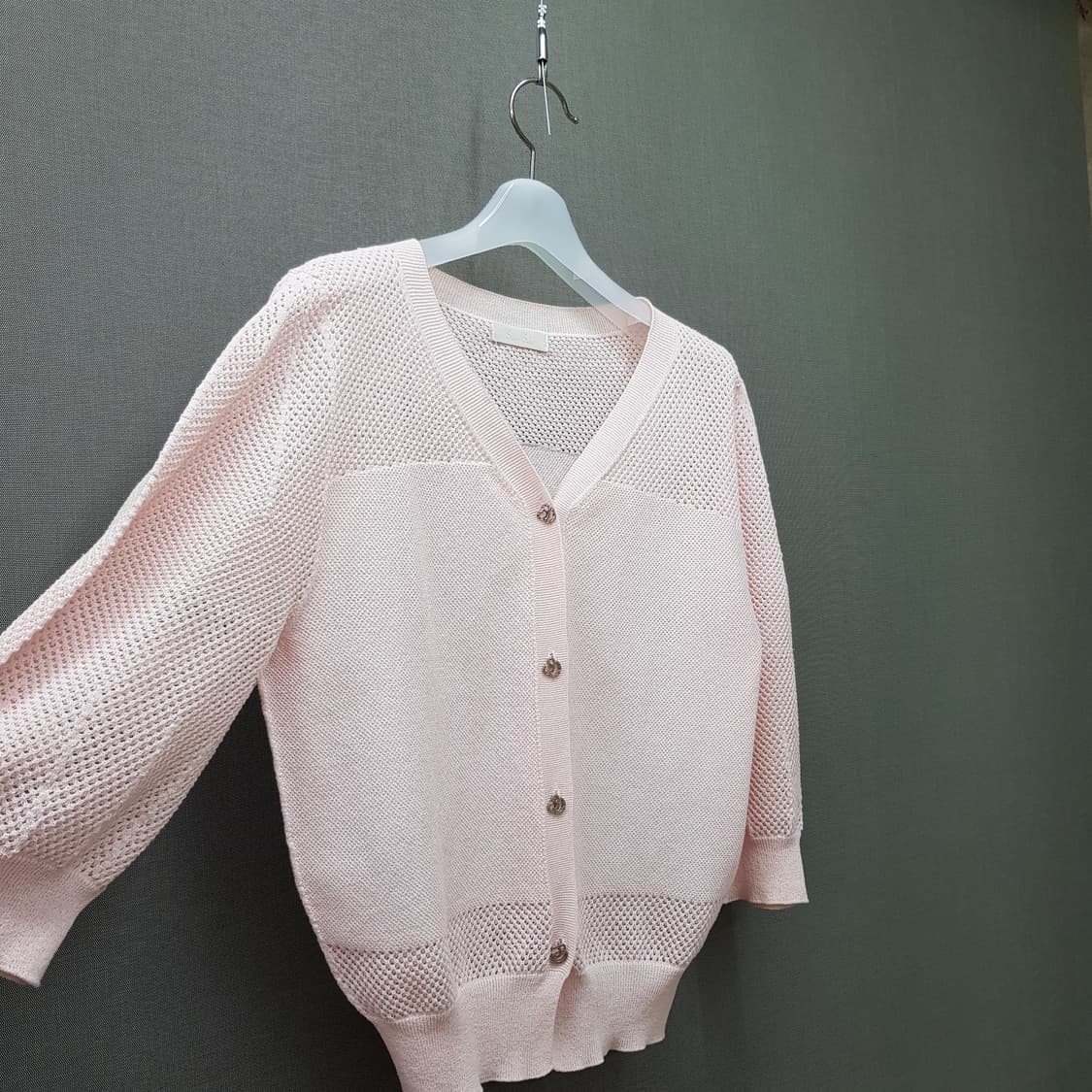 한섬 SJSJ 2023 브이넥 아일렛 니트 가디건 F사이즈 상품이미지4