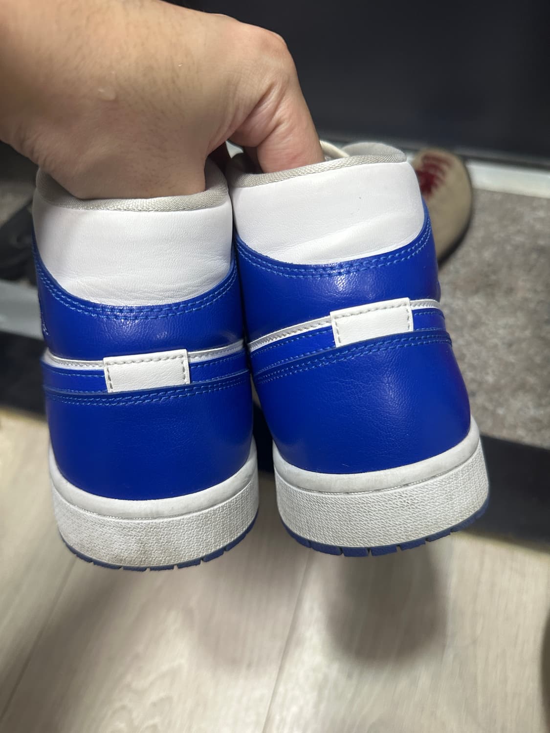 (W) Jordan 1 Mid White Hyper Royal 상품이미지2