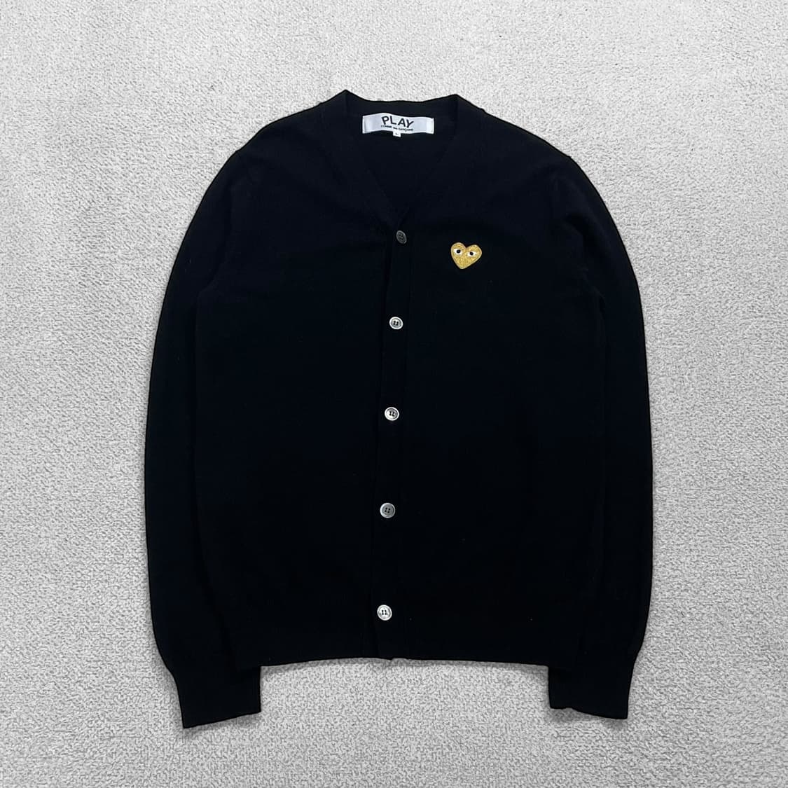 꼼데가르송 골드 하트 와펜 브이넥 가디건 니트 블랙 상품이미지1