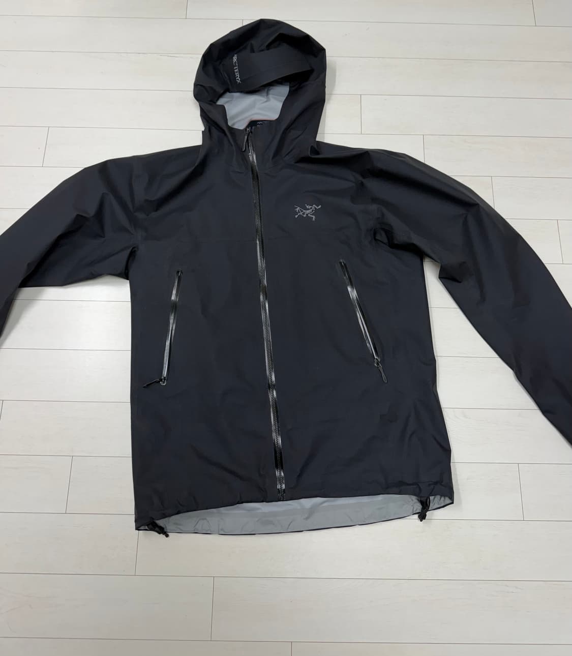 아크테릭스 베타 L 사이즈 블랙  상태가 마지막 사진 목쪽 이염 외에   상품이미지1