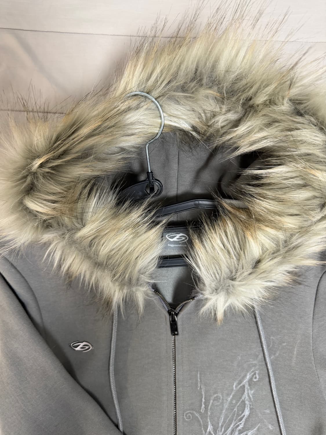 허그유어스킨 퍼 후드 타투 레터링 원피스 상품이미지2