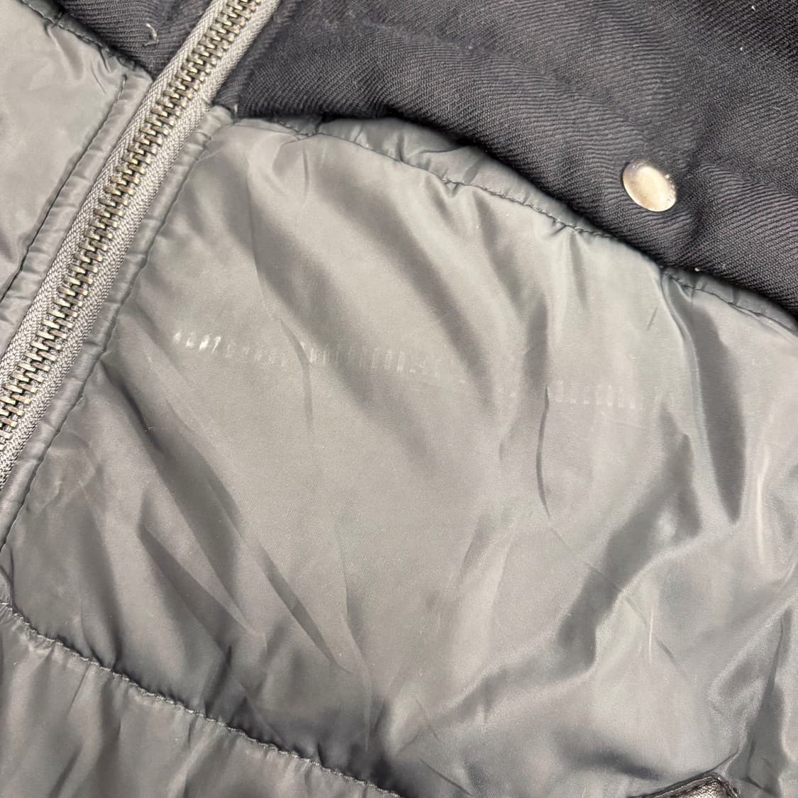 디젤 하이넥 패딩 점퍼 배색 울 퀄팅 숄더 로고 라운드 패치 디테일 블랙 상품이미지10