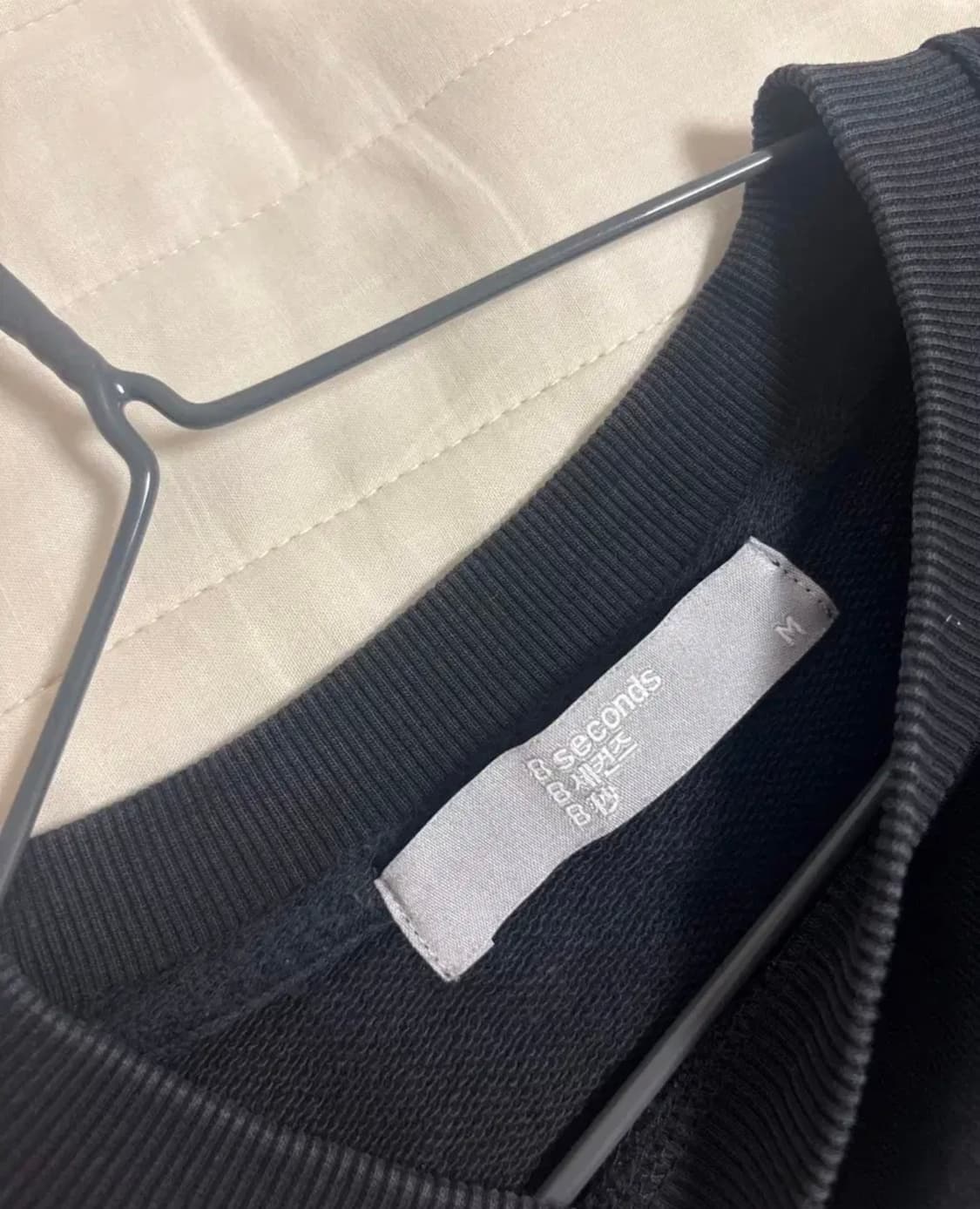 에잇세컨즈 긴팔 검정 크롭 맨투맨 상품이미지2