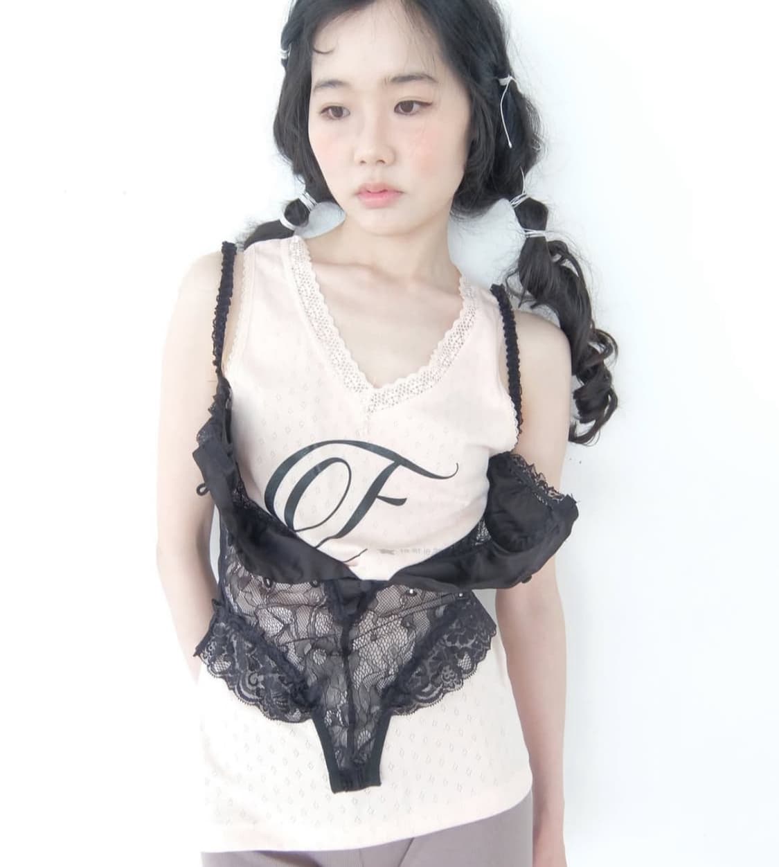 샵페어리 F letter lace sleeveless 상품이미지1