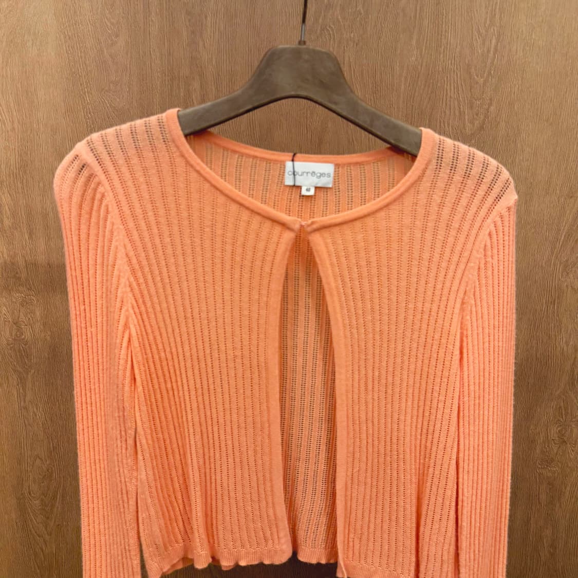 꾸레쥬 브이넥 니트 가디건 세로 골지 오픈형 디테일 레귤러핏 오렌지 상품이미지4