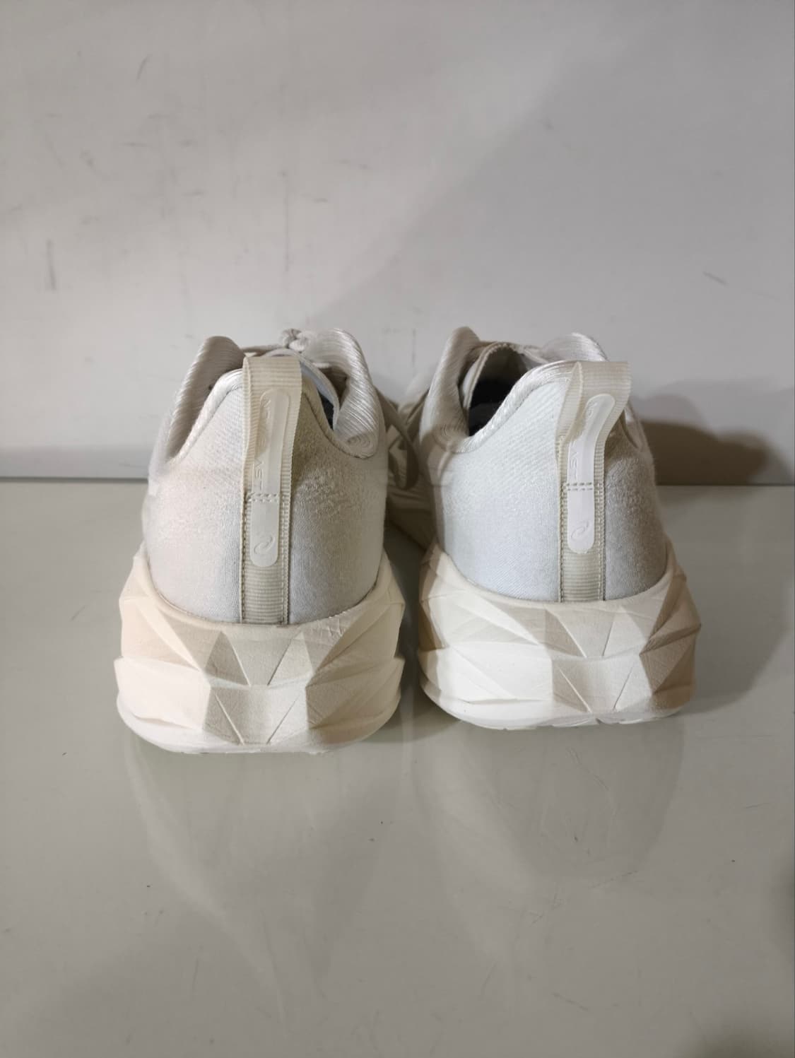 290mm 아식스 노바블라스트4 화이트 런닝화  상품이미지8