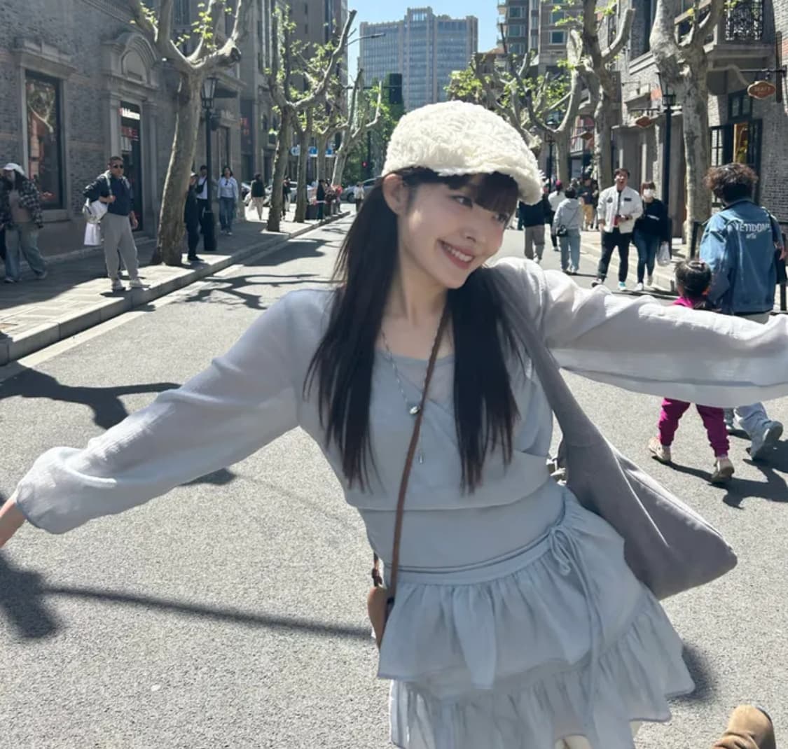 아우로 프릴 블라우스 셋업 페일블루 상품이미지1
