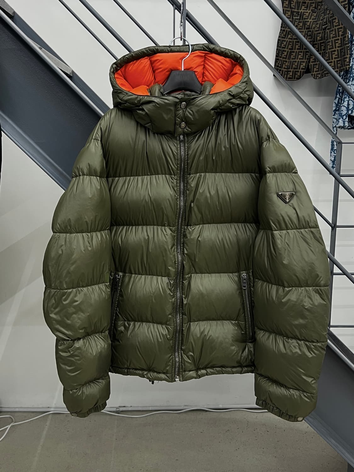 프라다 삼각로고 나일론 후드 패딩 상품이미지1