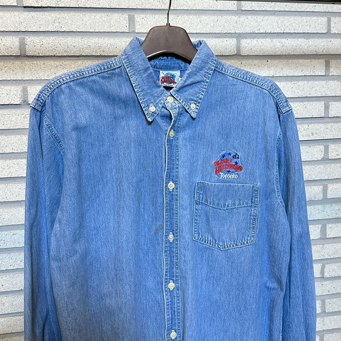 플래닛 할리우드 데님 긴팔셔츠 레터링 자수 원포켓 디테일 중청 상품이미지4