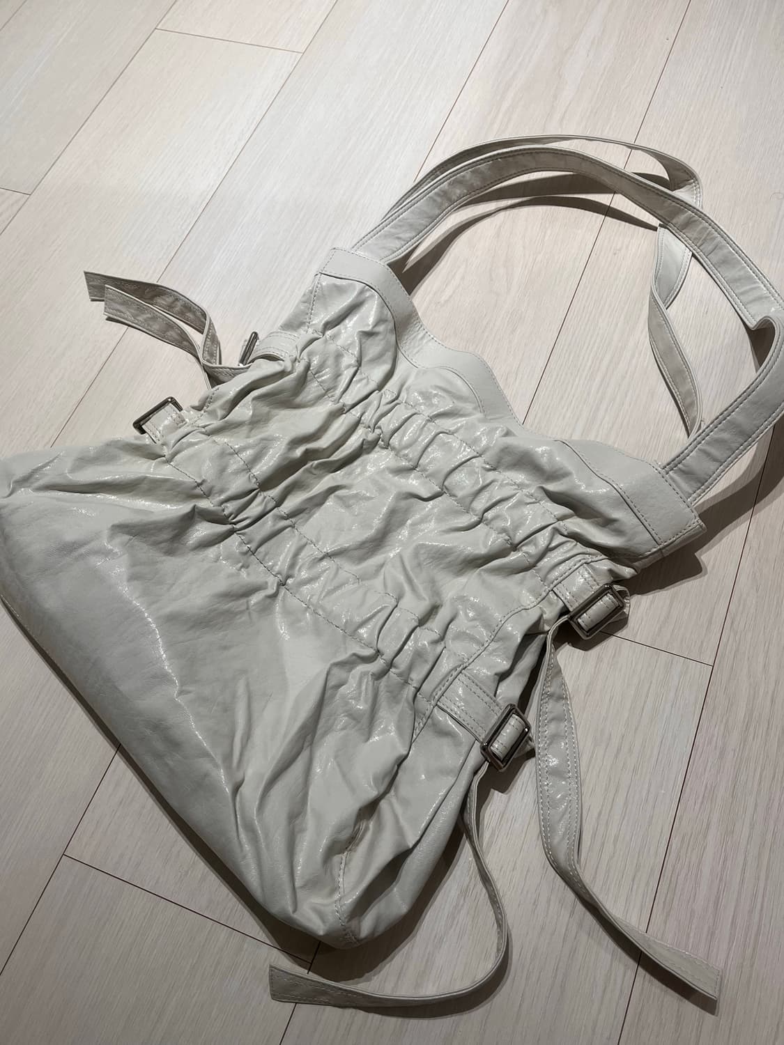 마뗑킴 포우 레더 씨쉘 백 아이보리 상품이미지3