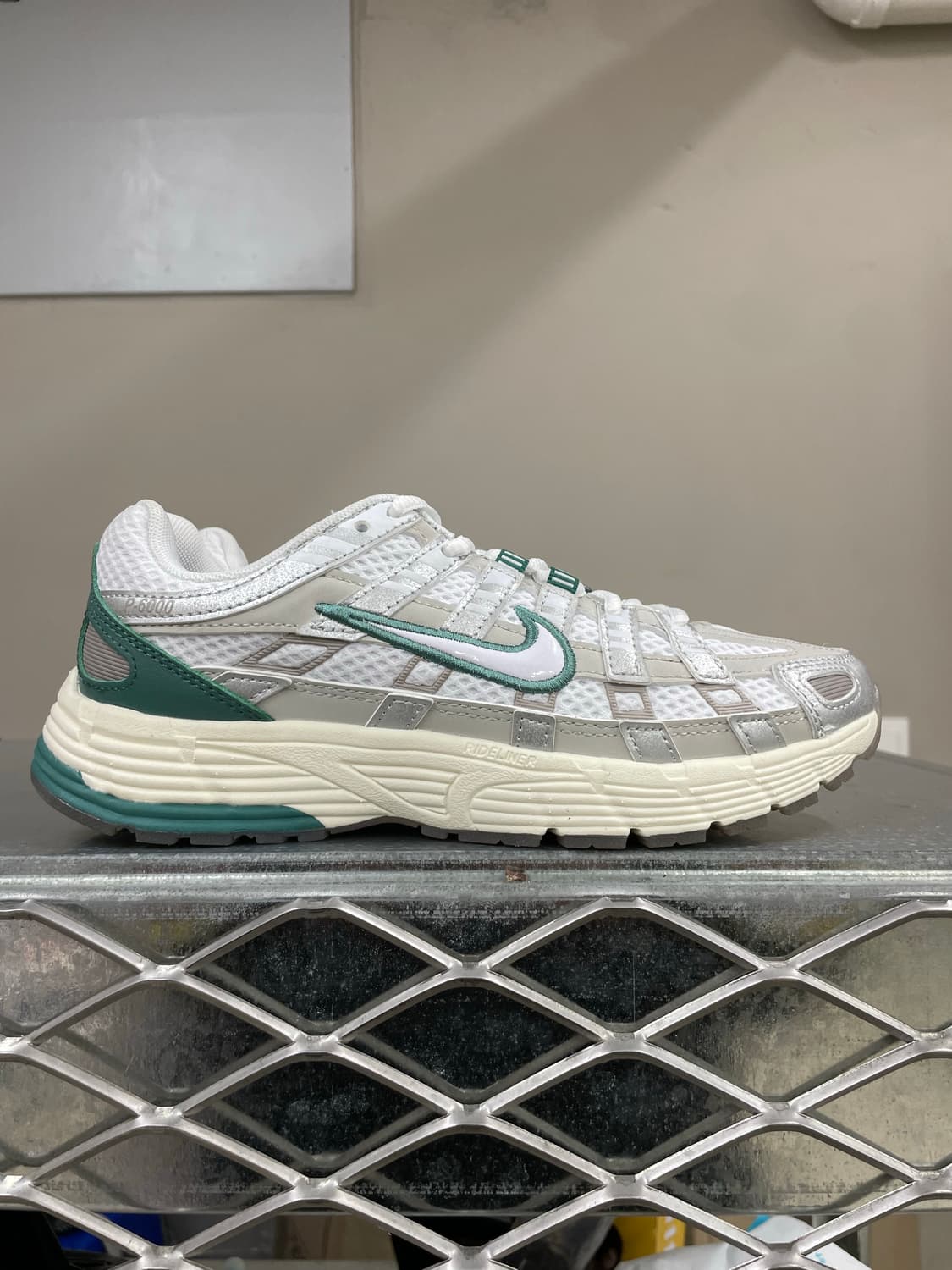 나이키 P-6000 메탈릭 실버 235 상품이미지4