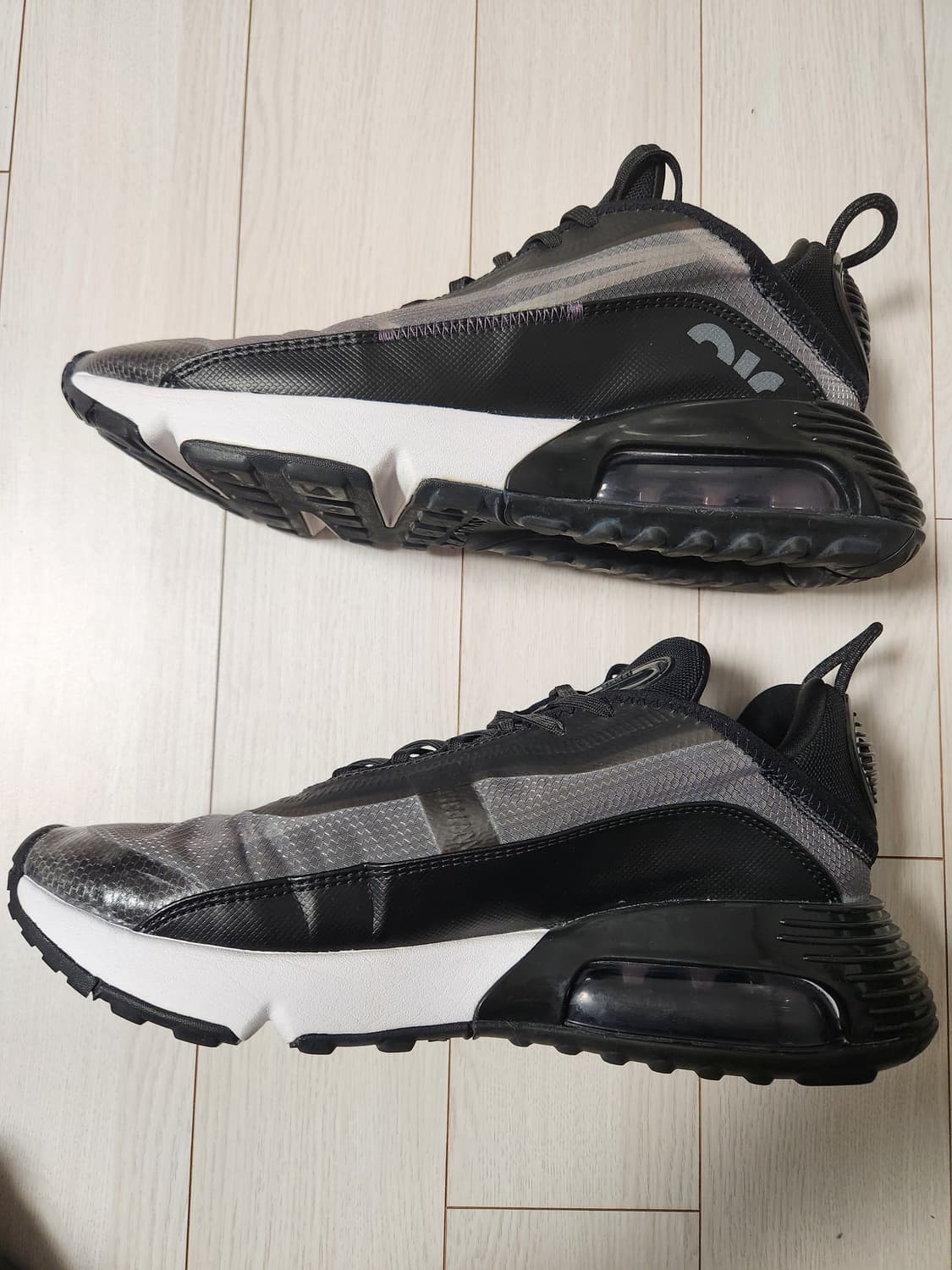 나이키 운동화 에어맥스 2090_C CW7306-001 사이즈260

사 상품이미지7