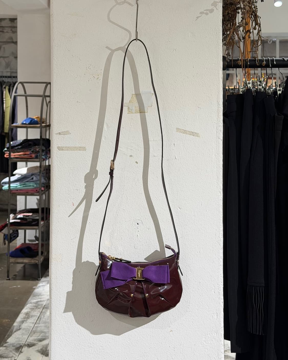 살바토레 페라가모 퍼플 바라 페이던트 레더 호보 크로스백 상품이미지2