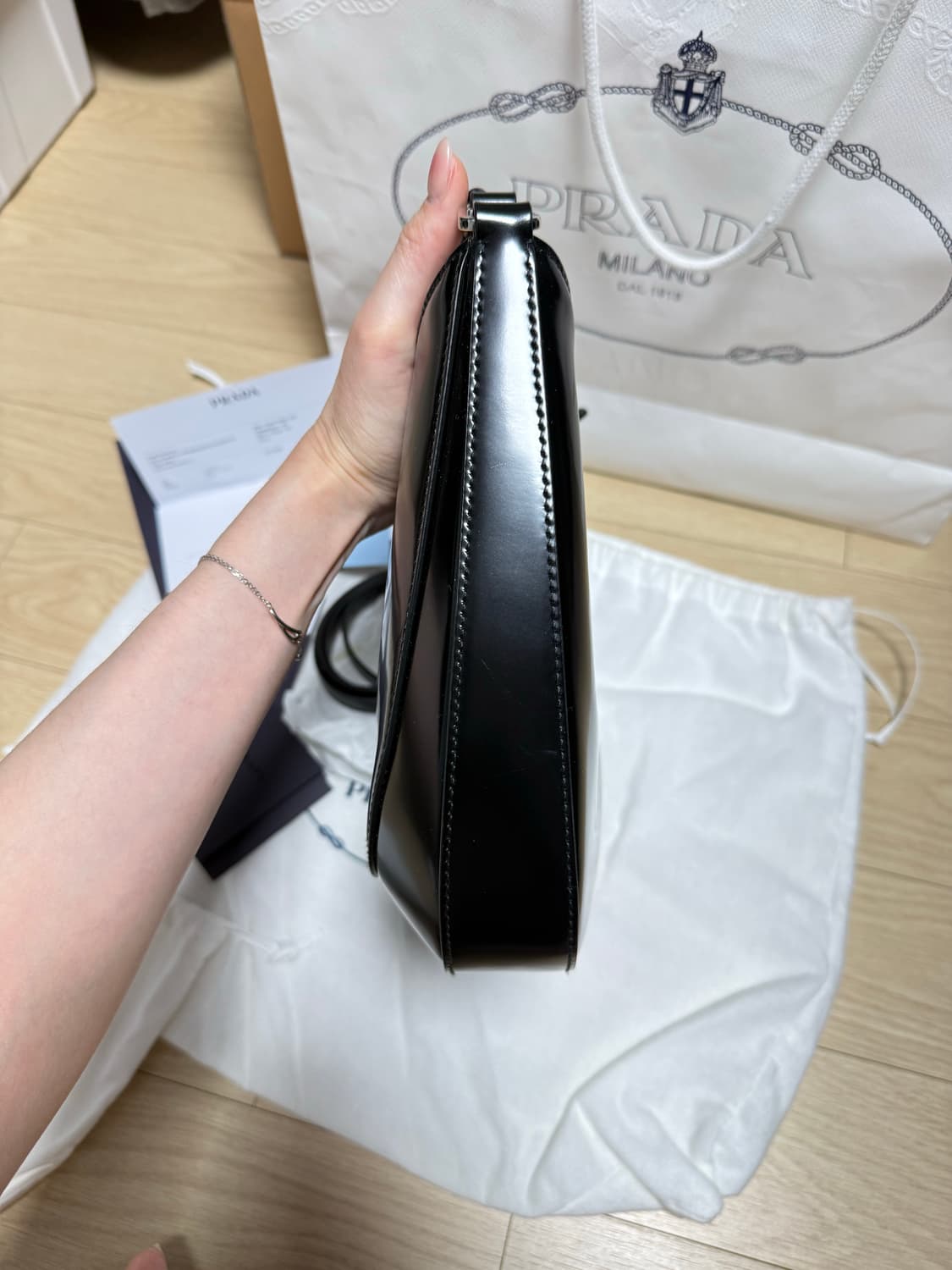 프라다 클레오 브러시드 가죽 숄더백 상품이미지6