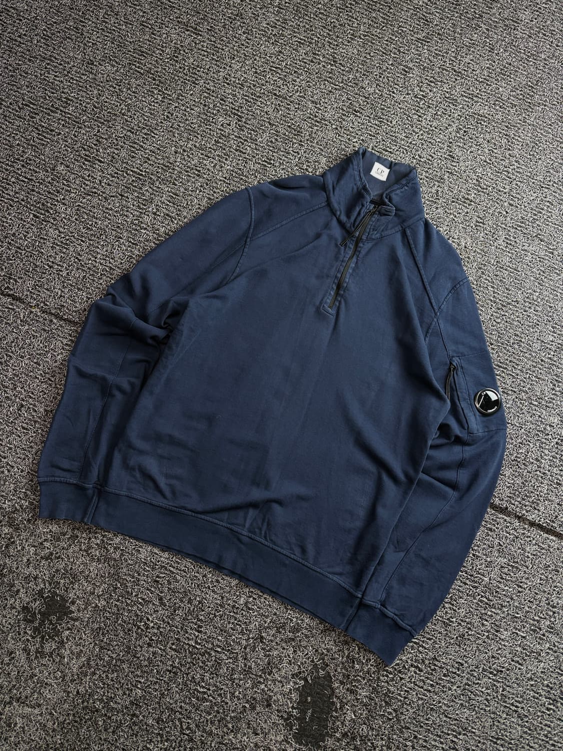 Cp company 씨피컴퍼니 렌즈 와펜 반집업 맨투맨 3015 상품이미지1