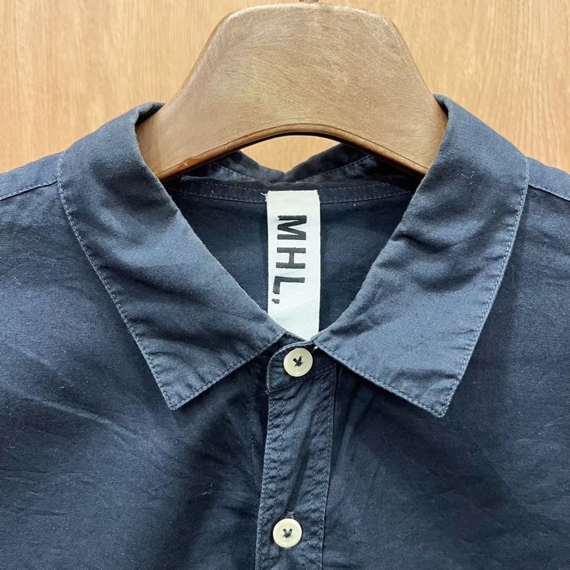 마가렛 호웰 반팔 코튼 셔츠 체스트 싱글 포켓 버튼 클로징 디테일 네이비 상품이미지6