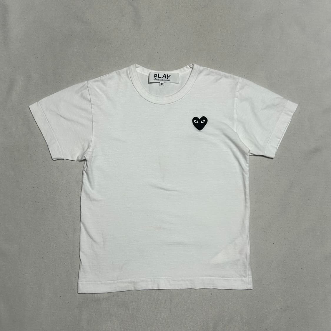 XS 꼼데가르송 여성용 블랙 하트 와펜 화이트 반팔티 상품이미지2