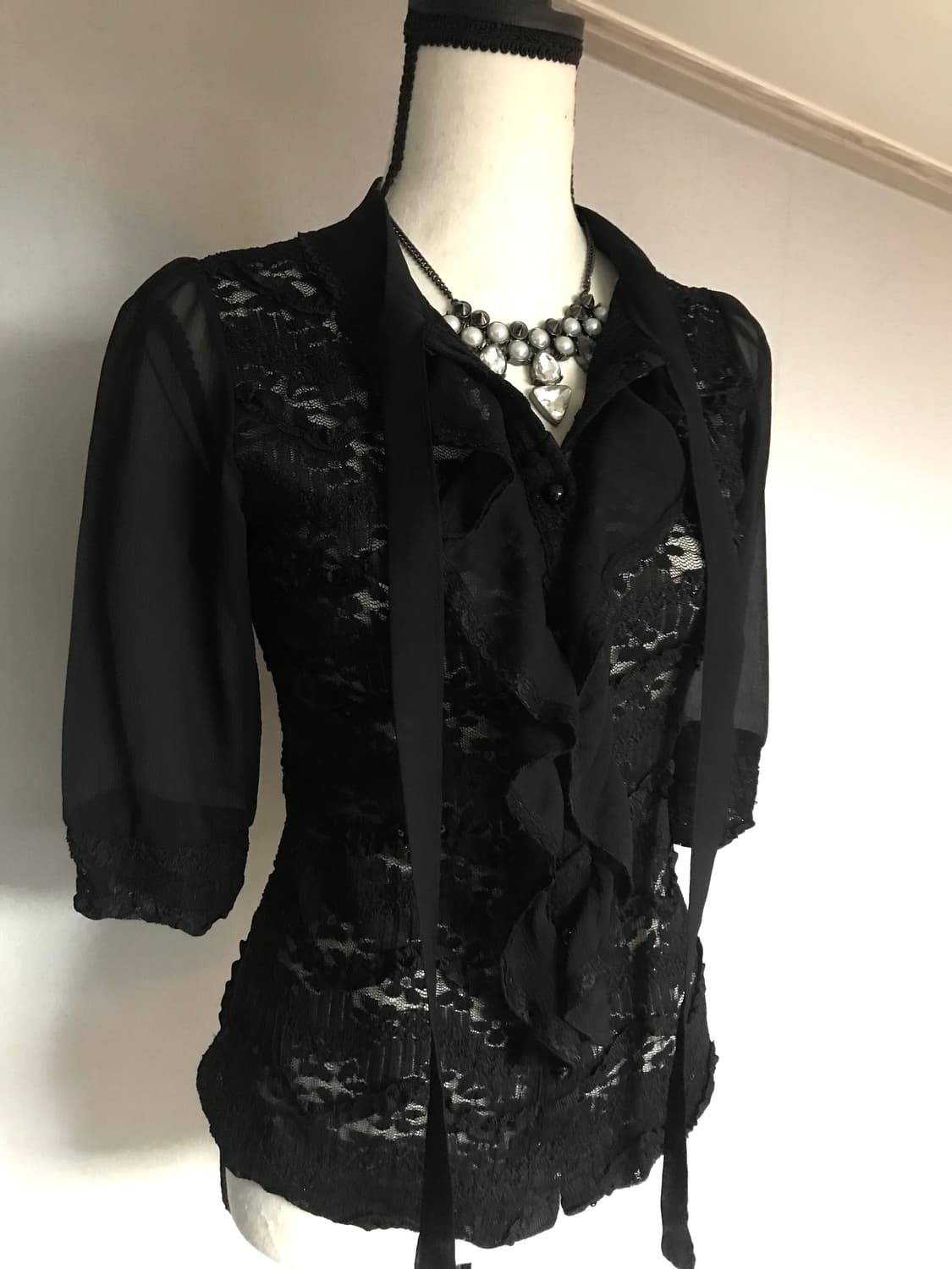 Black Lace Ruffle Blouse 상품이미지1
