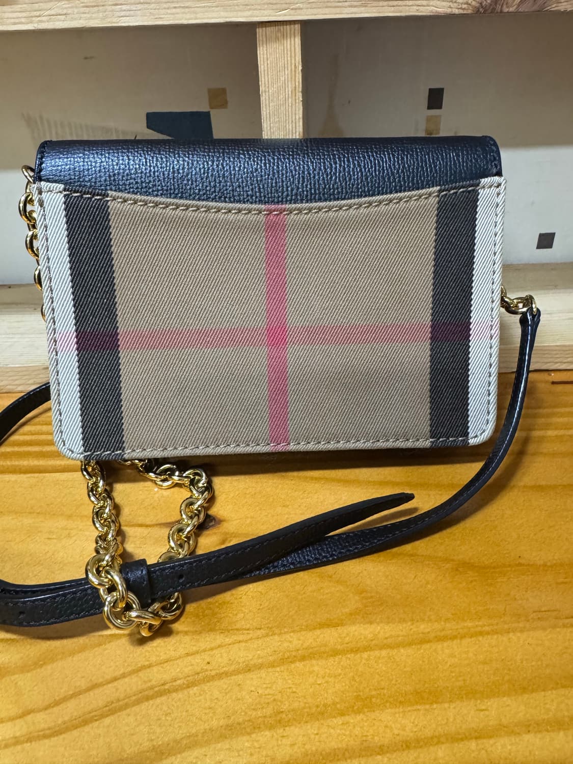 버버리 뉴햄프셔 블랙 레더 체인 크로스백 상품이미지2