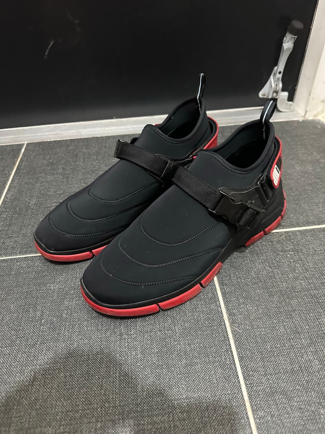 프라다 네오프렌 버클 로우탑 스니커즈 블랙 275 상품이미지2