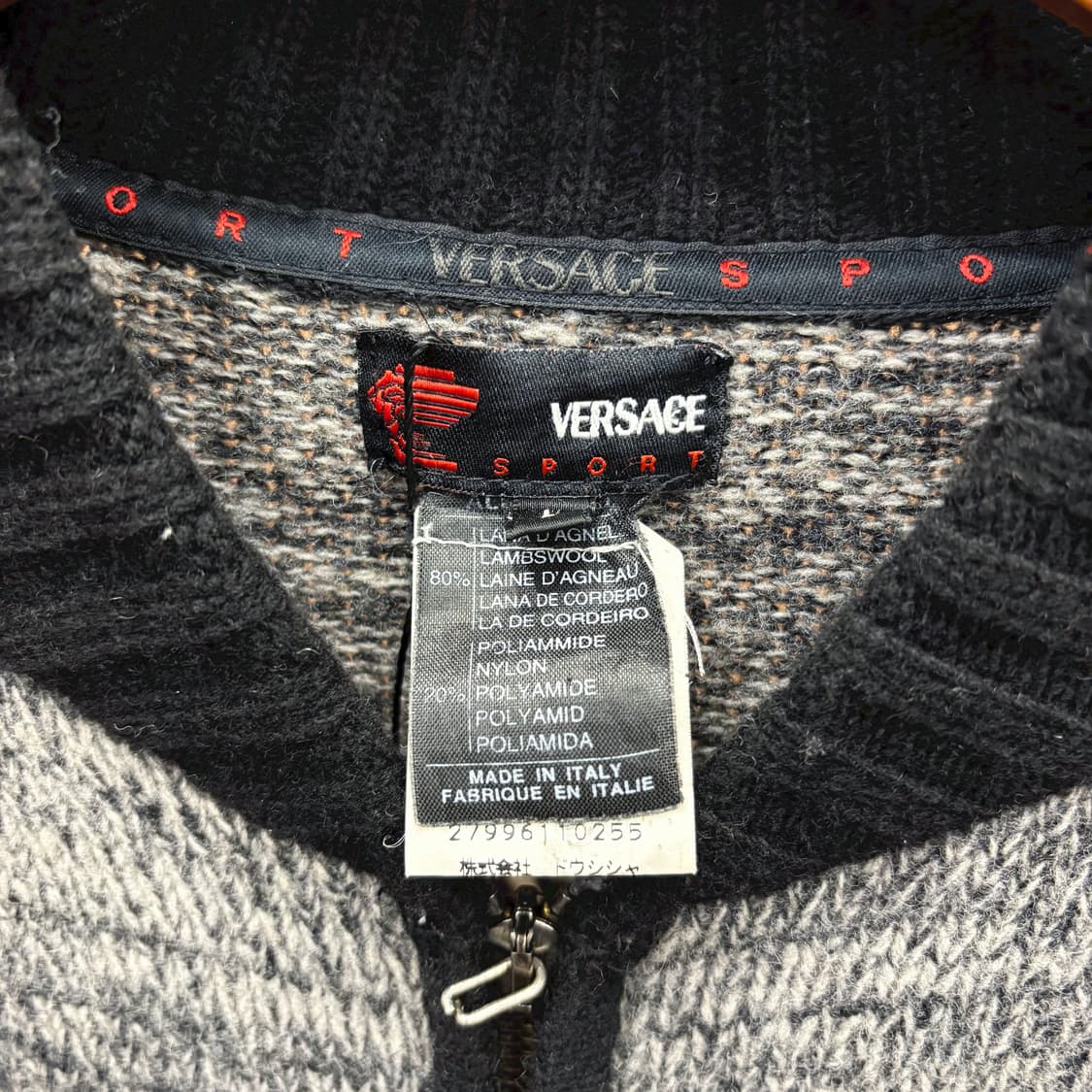 베르사체 긴팔 니트 집업 스탠드 카라 투톤 배색 슬리브 로고 자수 블랙 상품이미지7