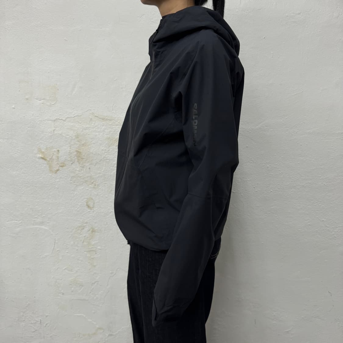 살로몬 블랙 전면로고 나일론 아웃패스 2.5L 워터프루프 윈드브레이커 상품이미지2