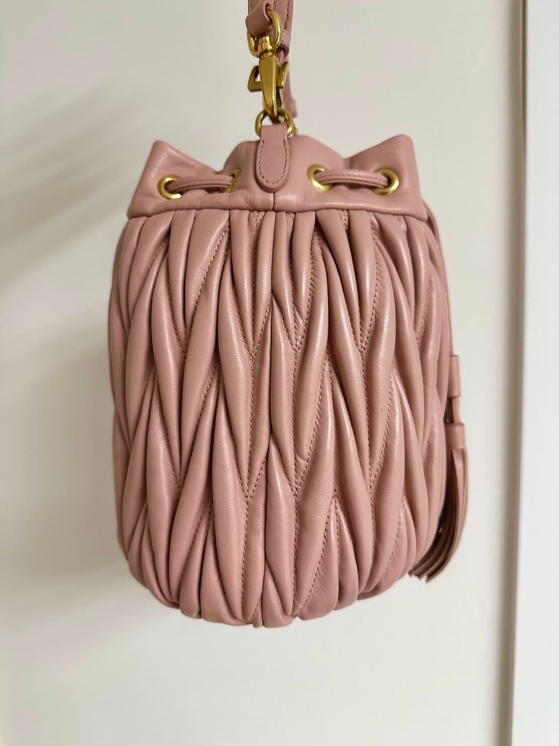 미우미우 마테라쎄 버킷백 핑크 상품이미지6