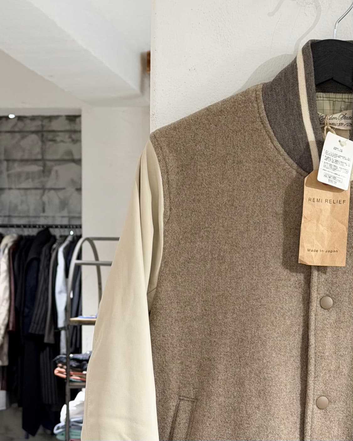 레미 릴리프 베이지 로고 패치 레더 슬리브 자켓 상품이미지2