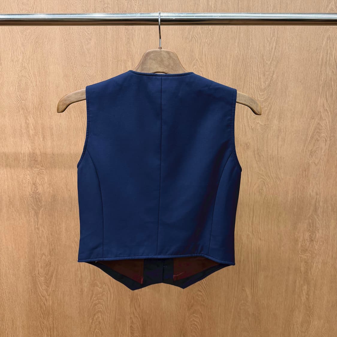 구찌 브이넥 베스트 클래식 실루엣 골드 버튼 슬릿 포켓 디테일 네이비 상품이미지3