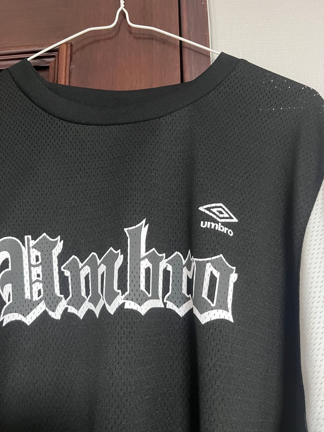 엄브로 스포티 레터링 메쉬 반팔티셔츠 블랙 상품이미지4