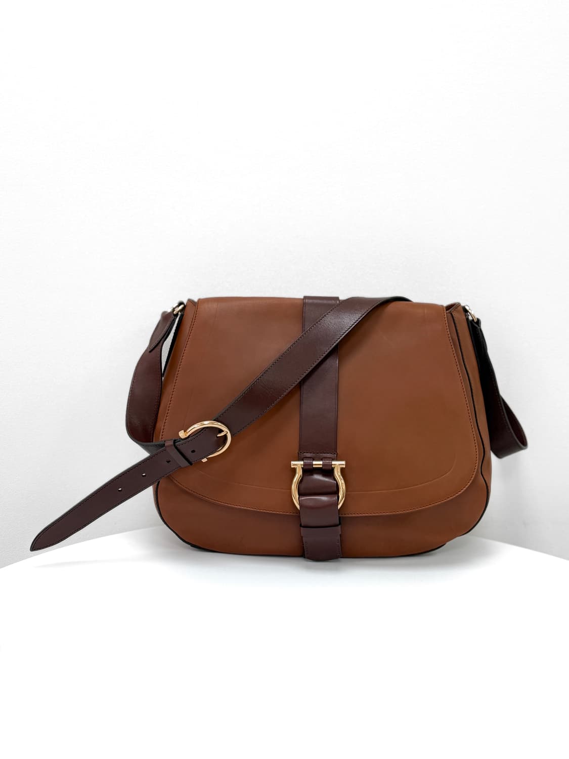 페라가모 간치니 버클 레더 크로스백 상품이미지1