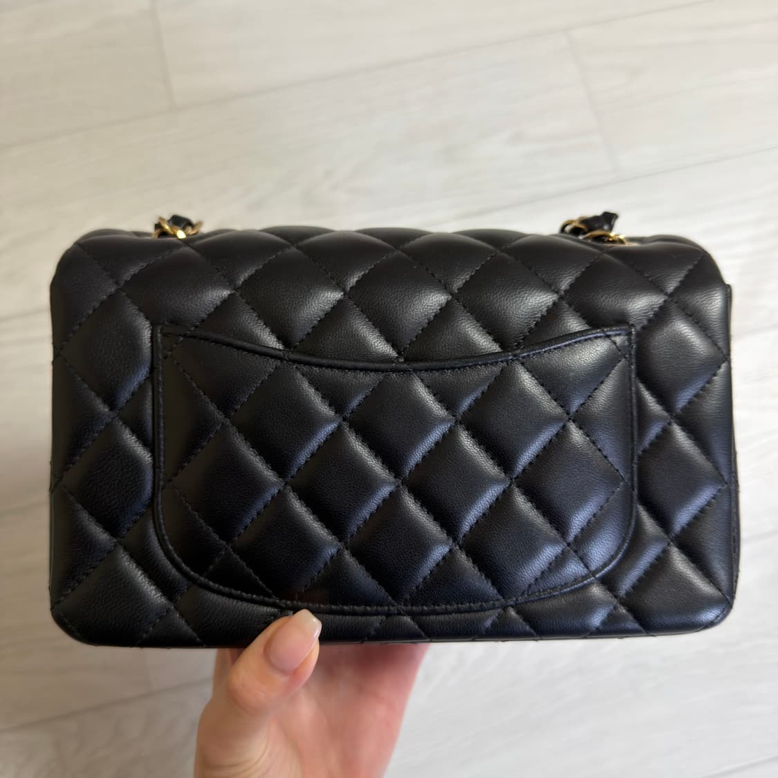 샤넬 뉴미니 플랩백  블랙 상품이미지4