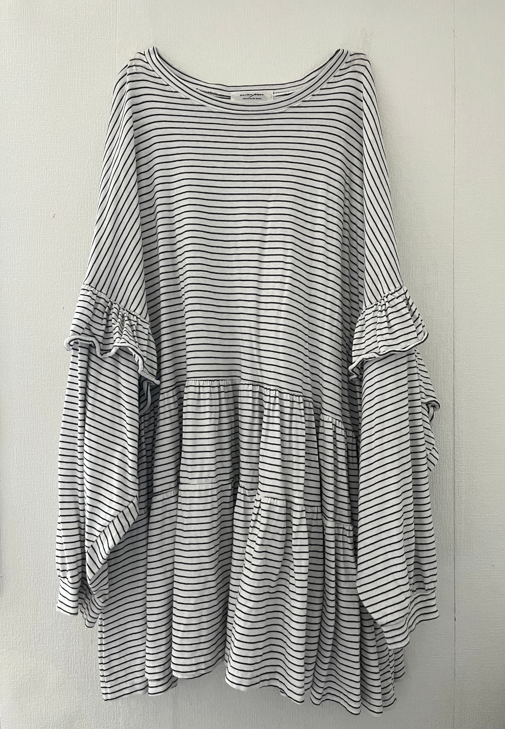 STRIPED RUFFLE  SLEEVE TOP 상품이미지1
