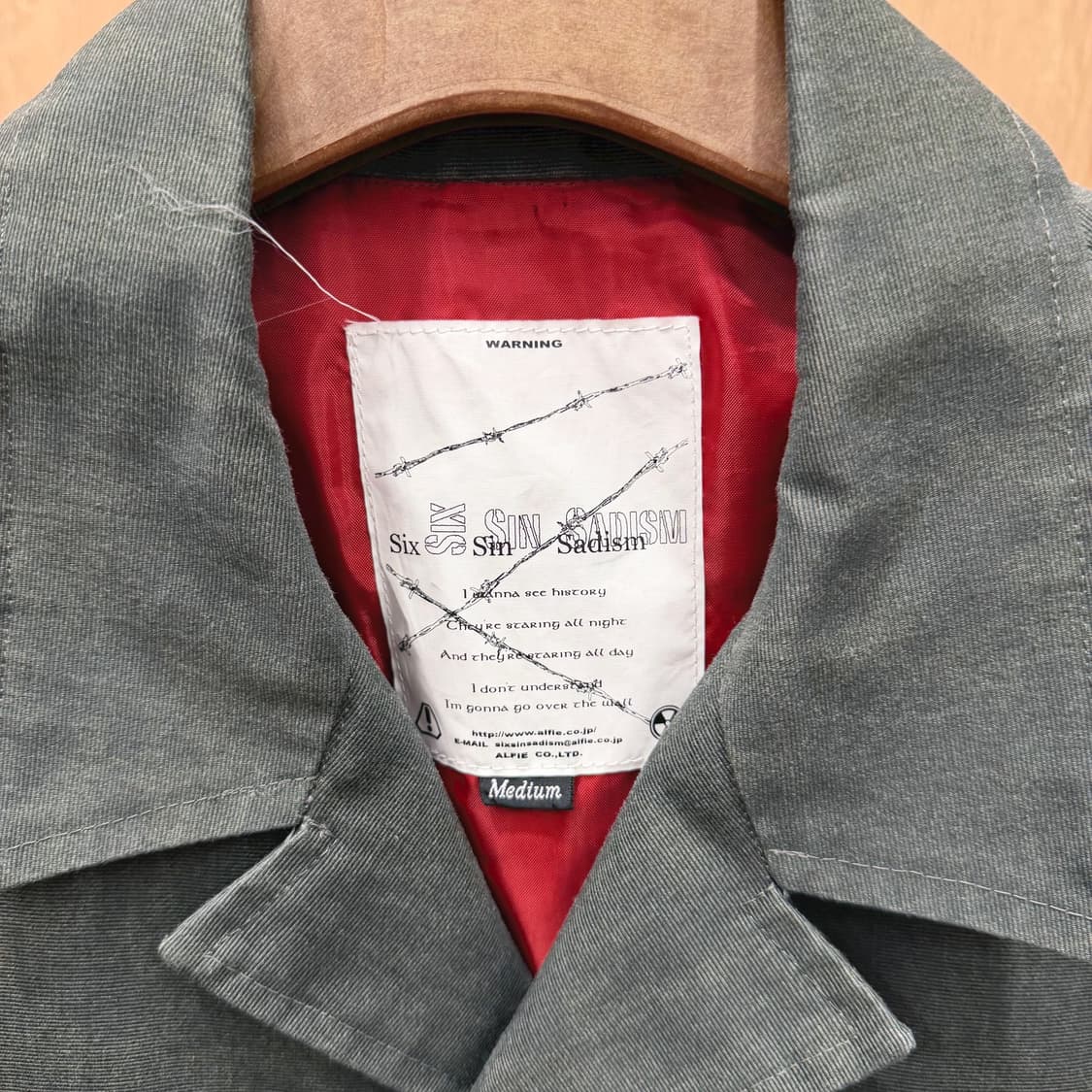 식스 새디즘 밀리터리 필드 자켓 D-링 스트랩 지퍼 포켓 디테일 카키 상품이미지7