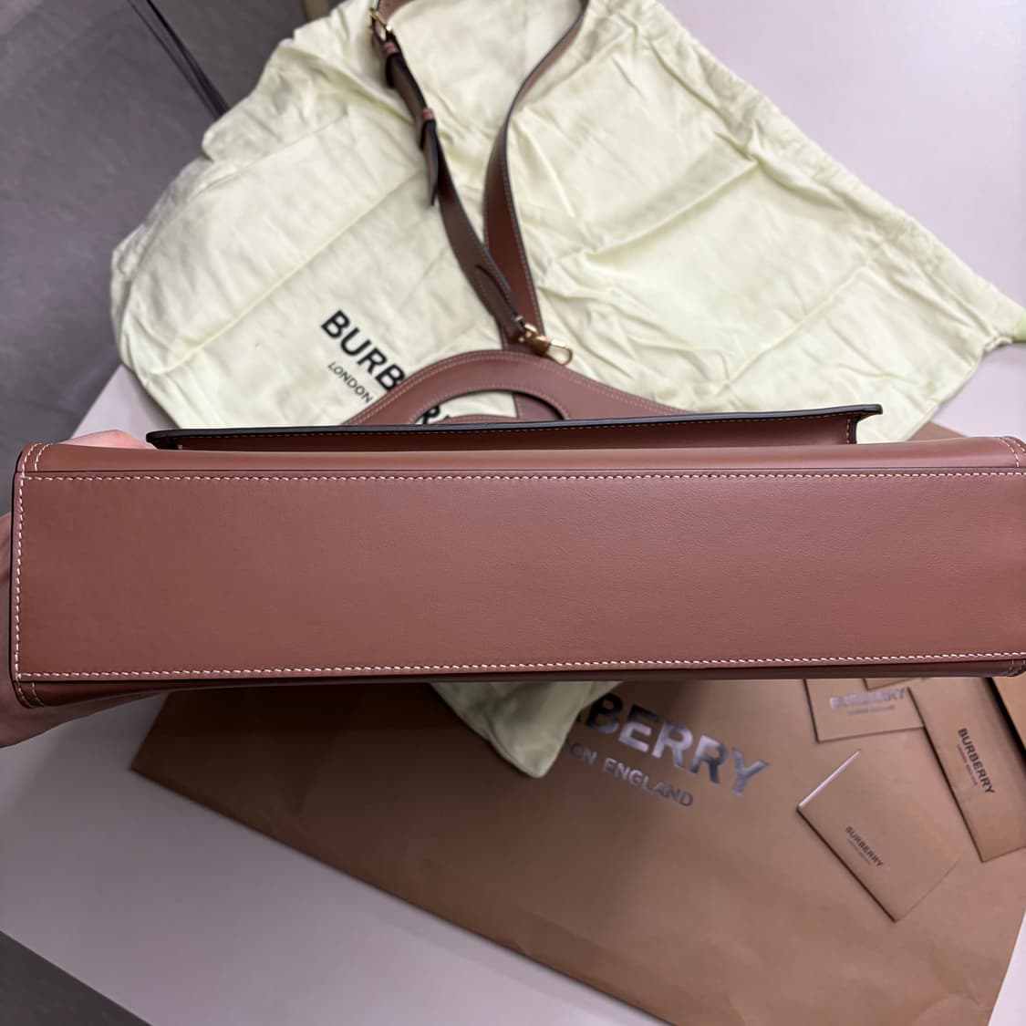 버버리 포켓 토트백 라지 올가죽 (S급) 상품이미지6