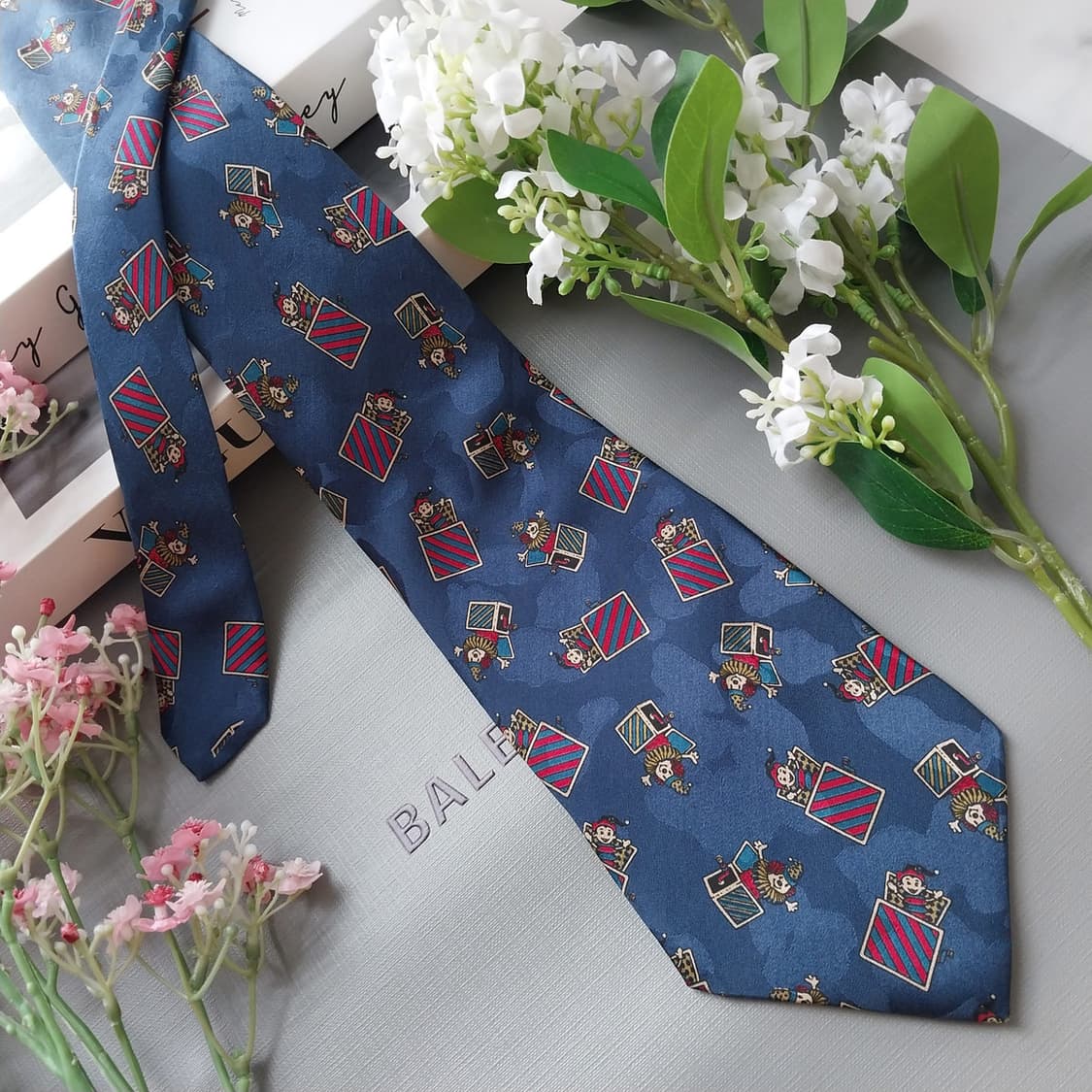 발렌시아가 실크 블루 서커스 모티브 넥타이 10cm A+등급 K1904
 상품이미지4