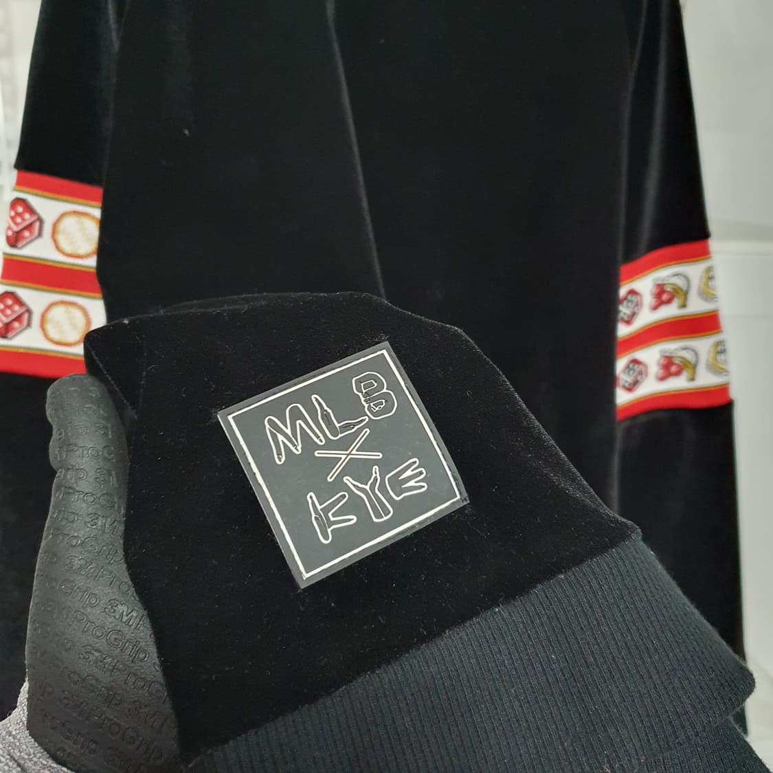 MLB x KYE 계한희 콜라보 벨벳 벨루어 슬롯머신 암밴드 맨투맨 상품이미지3