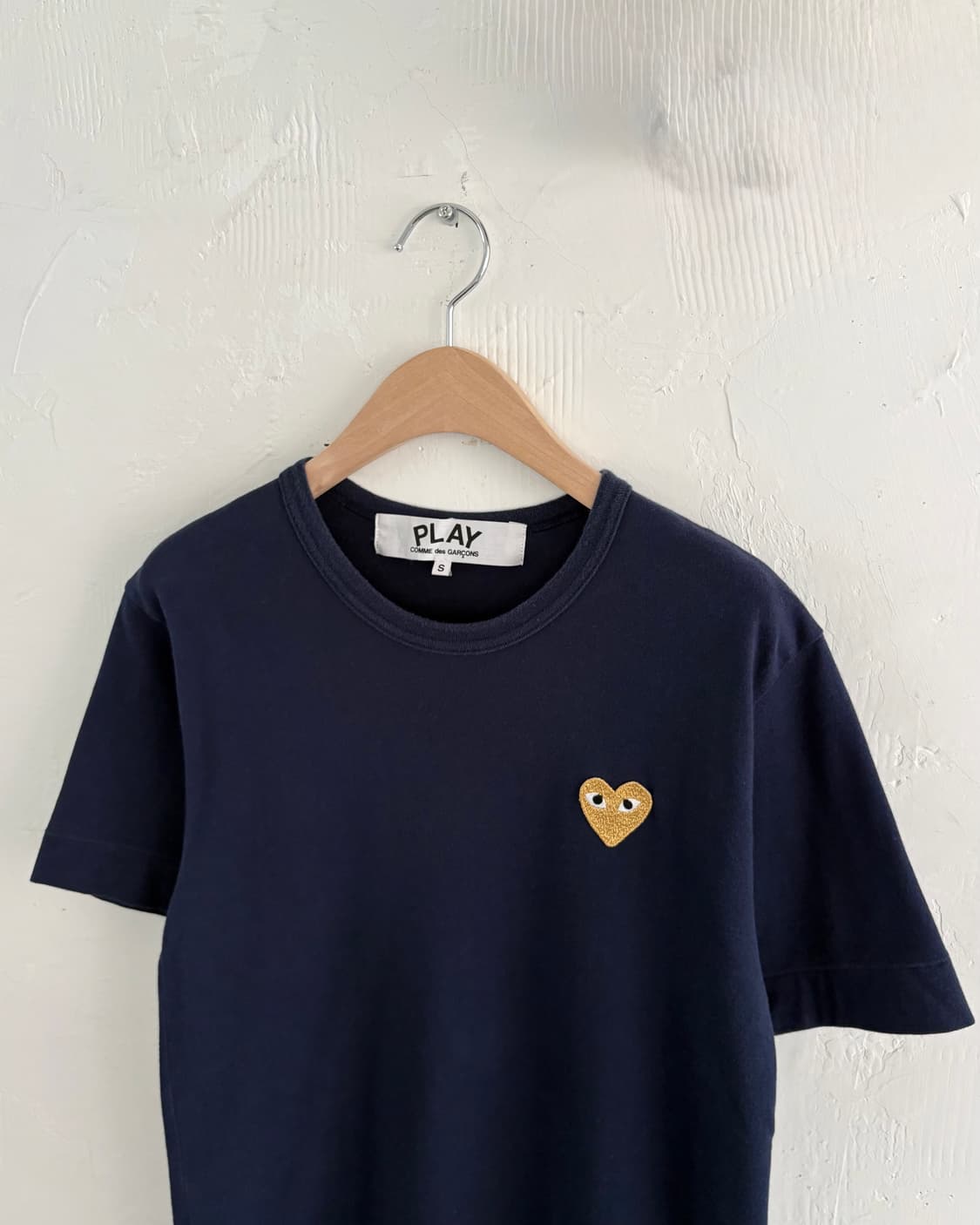 COMMEdesGARCONS 꼼데가르송 네이비컬러 옐로우 와펜 티셔츠 상품이미지4