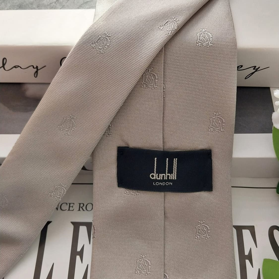 던힐 실크 그레이 로고 자카드 넥타이 8.5cm A+등급 K1693
 상품이미지8