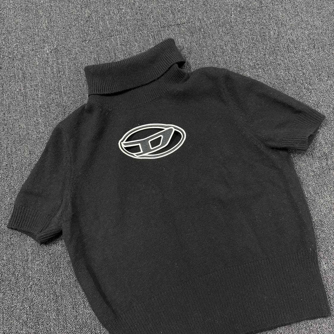 디젤 컷아웃 로고 터틀넥 니트 반팔 상품이미지3
