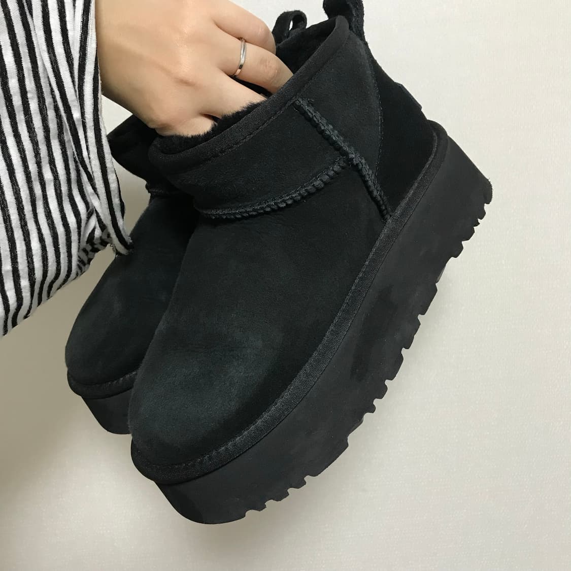 어그 울트라미니 플랫폼 블랙 4cm 7L 235 상품이미지2